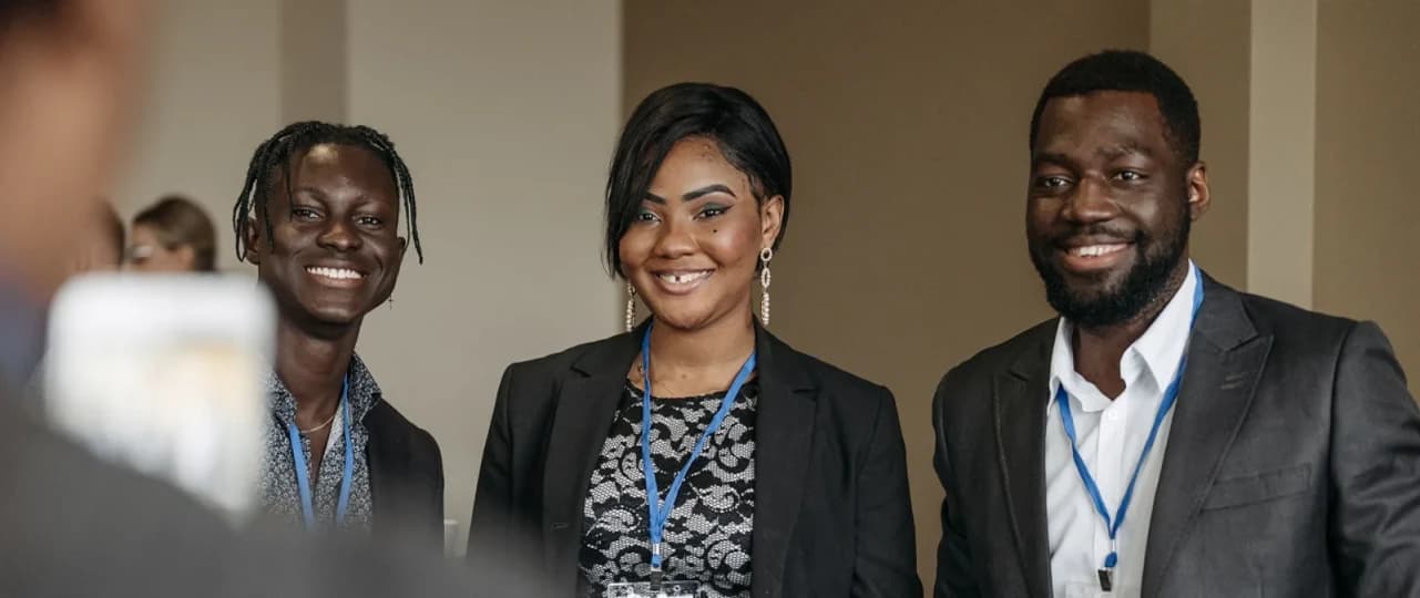 Participants d'un événement du réseau SENRTT, badges au cou